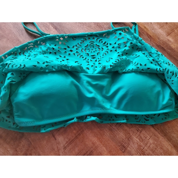 Jessica Simpson Laser Cut Bikini Top - Picture 3 of 7